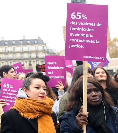 Manifestantes feministas en una marcha contra la violencia machista en 2021, en la plaza de la República, en París.