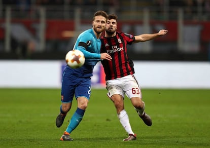 Mustafi y Cutrone disputan un balón en el Arsenal Milan del pasado mes de marzo.