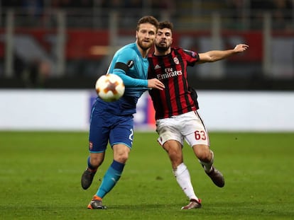 Mustafi y Cutrone disputan un balón en el Arsenal Milan del pasado mes de marzo.