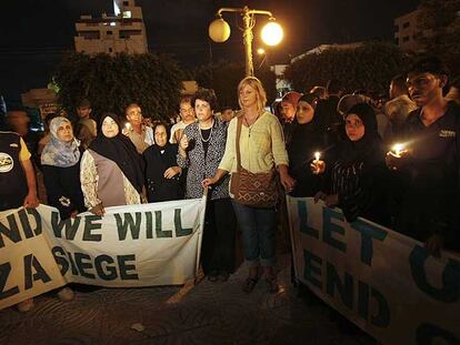 Lauren Booth, en el centro, en un acto de protesta ayer en Gaza.