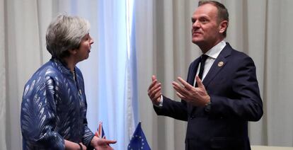 La primera ministra de Reino Unido, Theresa May, dialoga con el presidente del Consejo Europeo, Donald Tusk.