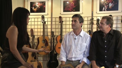 Guillermo Fesser (izquierda) y Juan Luis Cano, durante la grabación con la cantante Ruth Lorenzo.