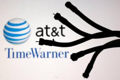 Cables coaxiales ante los logos de AT&T y Time Warner.