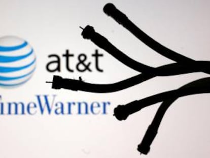 Cables coaxiales ante los logos de AT&T y Time Warner.