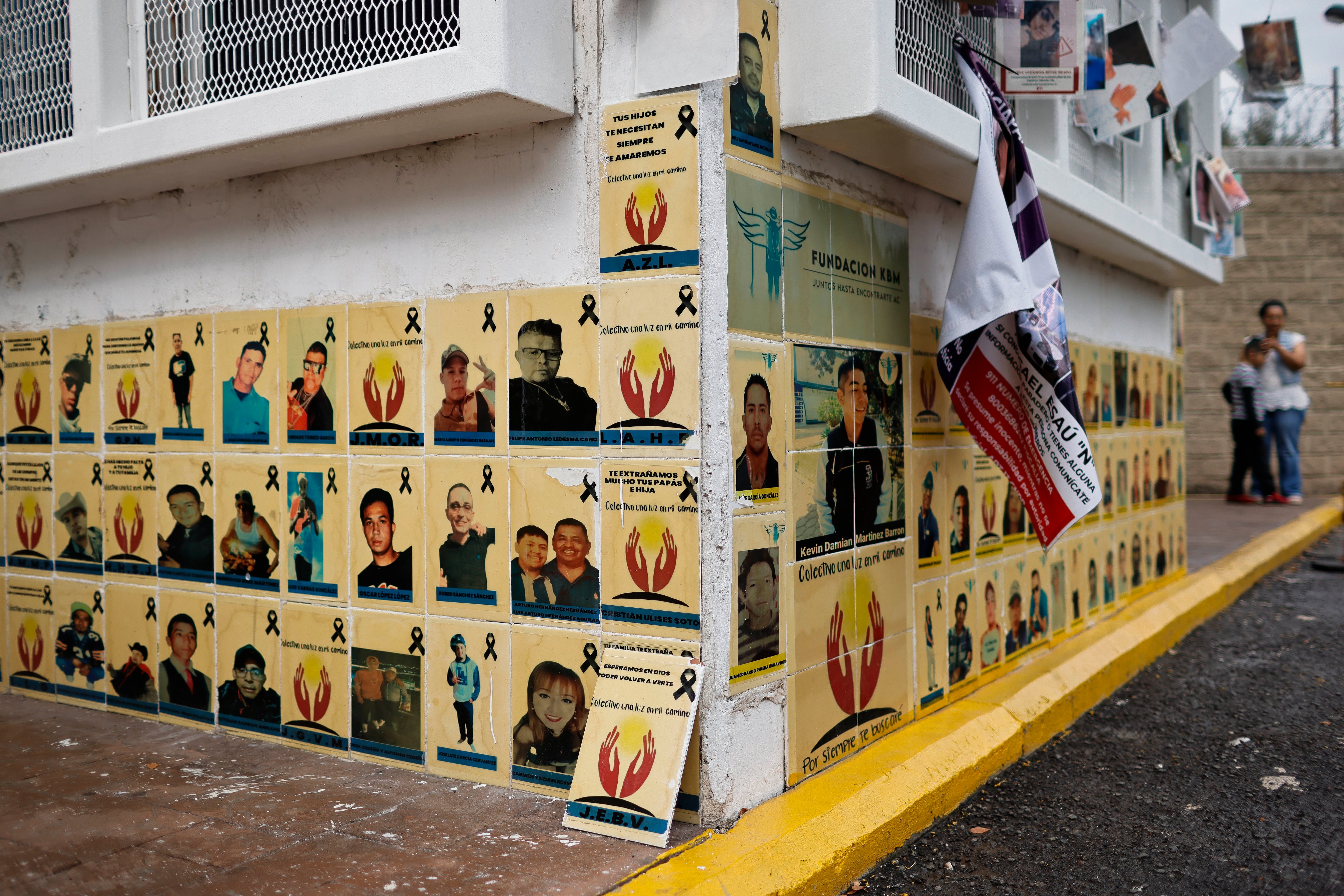 Azulejos con retratos de personas desaparecidas, en las paredes de la fiscalía de la ciudad de Irapuato, Guanajuato.