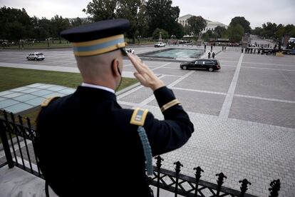 Un miembro de la Guardia de Honor saluda al coche fúnebre que traslada los restos mortales del senador John McCain a la catedral de Washington.