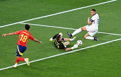 Unai Simon, de España, detiene un balón a Kylian Mbappe, de Francia.