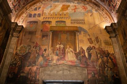 Una imagen de la pintura mural en la que se ve a unos indios realizando ofrendas a los Reyes Católicos en Barcelona.