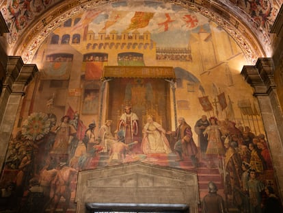 Una imagen de la pintura mural en la que se ve a unos indios realizando ofrendas a los Reyes Católicos en Barcelona.