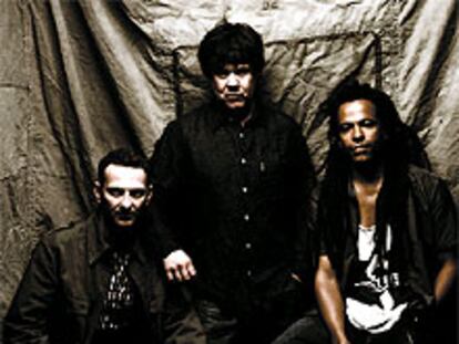 Gary Moore, en el centro, con los componentes de Scars.