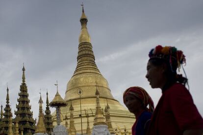 Devotos budistas visitan la pagoda Shwedagon, también conocida como Pagoda del Gran Dragón, la más sagrada de todo el país.