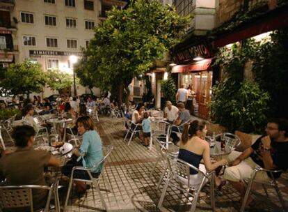 En la la plaza del Pósito, en Jaén, abren bares tradicionales cuyas terrazas son un obligado punto de encuentro para jiennenses y foráneos