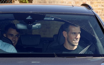 Bale (derecha) y Reguilón llegan este viernes al centro de entrenamiento del Tottenham. 