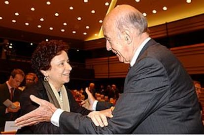 Valéry Giscard d'Estaign felicita ayer en Bruselas a la ministra Ana Palacio.