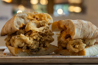 Bocadillo de chipirones a la andaluza en pan de cristal. 