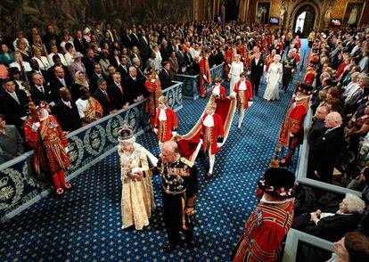 La reina Isabel y el príncipe Felipe caminan por la Galería Real el palacio de Westminster, Londres, durante la sesión inaugural del Parlamento británico.