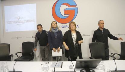 La diputada foral de Carreteras de Gipuzkoa, Aintzane Oiarbide (segunda por la derecha), junto a técnicos de la Diputación.