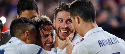 Sergio Ramos celebra el gol con sus compañeros