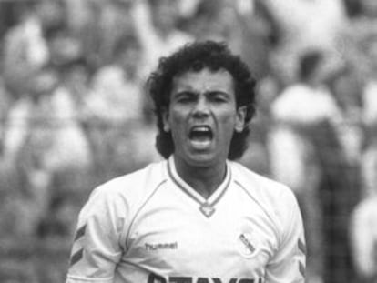 Hugo Sánchez celebrando un gol con el Madrid, en el 90.