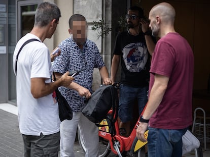 Agentes de paisano interceptan a un presunto carterista instantes después de haber realizado un hurto en Barcelona.