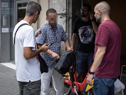 Agentes de paisano interceptan a un presunto carterista este verano en Barcelona.