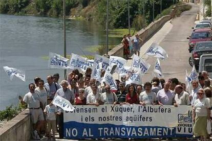 Los componentes de la <i>Mesa del Xúquer</i> <b>en una de las calles de Riola junto al río.</b>