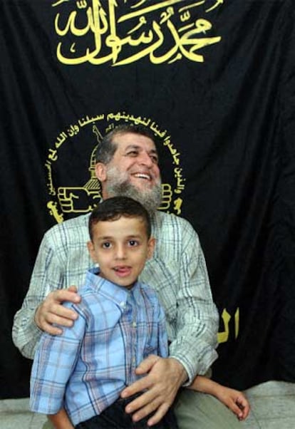 Nafizz Azzam, dirigente de la Yihad Islámica, con su hijo.