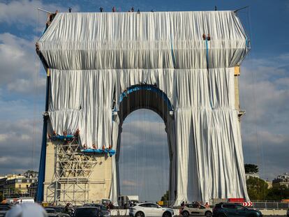 El Arco del Triunfo tapizado por Christo y Jeanne-Claude