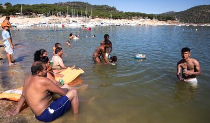 Bañistas en el pantano de San Juan, a principios de agosto.