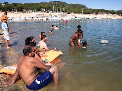 Imagen de archivo de bañistas en el pantano de San Juan.