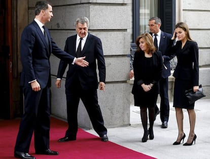 Los Príncipes de Asturias a su llegada a la capilla ardiente del presidente, Adolfo Suárez, en el Congreso de los Diputados.