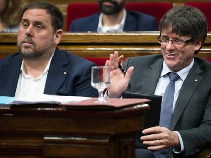 Oriol Junqueras y Carles Puigdemont durante una sesión plenaria.