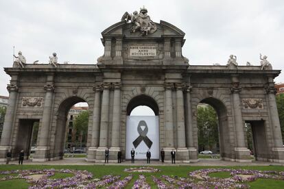 La Puerta de Alcalá de Madrid con un crespón negro en homenaje a los fallecidos por coronavirus.