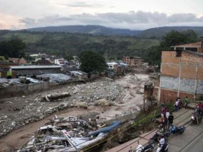 La localidad colombiana asolada hace un mes por la avalancha que dejó más de 300 muertos busca volver a la normalidad