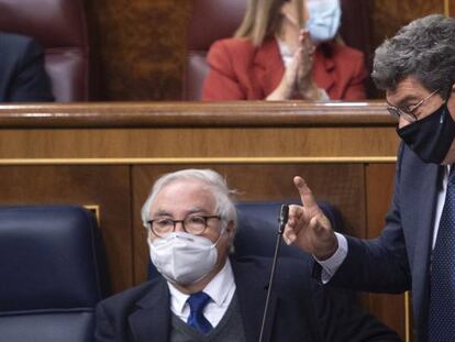 El ministro de Inclusión, Seguridad Social y Migraciones, José Luis Escrivá, interviene durante una sesión de control al Gobierno