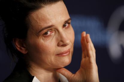 Las dos visitas de Juliette Binoche a Irán mientras filmaba la película <i>Copie conforme</i>, del director Abbas Kiarostami, que se presentó el martes en Cannes, le han calado hondo. La actriz francesa no pudo evitar emocionarse tras escuchar al director de su película, que durante el encuentro con la prensa pidió libertad para su compatriota y colega Jafar Panahi, preso en el país asiático y que, según se enteraron la actriz y el director durante la presentación de la película, ha iniciado una huelga de hambre. Binoche fue incapaz de contener las lágrimas al escuchar la triste novedad y Kiarostami intentó mantener la calma diciendo que no se debe perder la esperanza en su país.