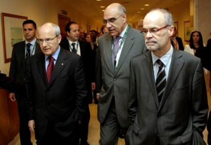 El presidente de la Generalitat, José Montilla, acompañado por el consejero de Economía, Antoni Castells, y el presidente del Círculo de Economía, Salvador Alemany, a su llegada a la XXVI Reunión del Círculo de Economía que se celebra en la localidad costera de Sitges.