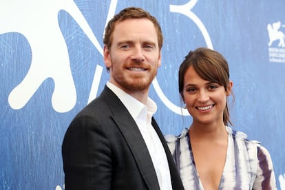 Alicia Vikander y Michael Fassbender en una protección de 'La luz entre los océanos' en el Festival de Venecia en 2016. 