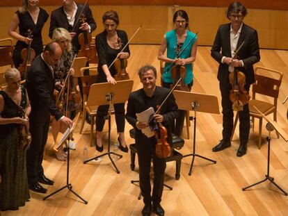 El violinista y director Jean-Christophe Spinosi y la Ensemble Matheus al inicio de su concierto, ayer en Zaragoza.