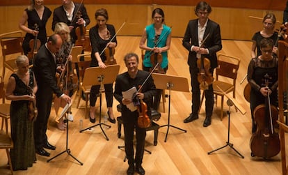 El violinista y director Jean-Christophe Spinosi y la Ensemble Matheus al inicio de su concierto, ayer en Zaragoza.
