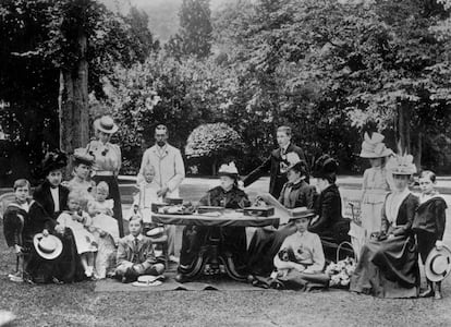 La reina Victoria, tatarabuela de Juan Carlos I, rodeada de miembros de su familia en Osborne House, en la isla de Wight, en 1898.