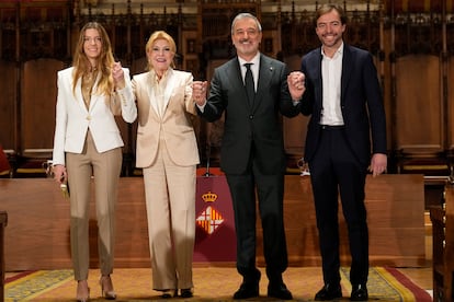 De izquierda a derecha: la hija de Carmen Cervera, María del Carmen; Carmen Cervera; el alcalde de Barcelona, Jaume Collboni; y el presidente del grupo inversor Stoneweg, Jaume Sabater.
