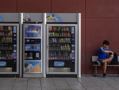Máquinas expendedoras de zumos azucarados, refrescos y bebidas energéticas en la puerta de la Facultad de Comunicación de la Universidad de Sevilla.