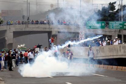 Algunos manifestantes fueron atacados por elementos de la policía de Honduras con granadas de gas.
