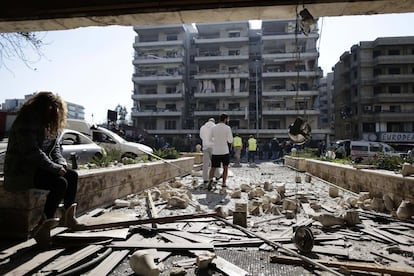 Las explosiones causaron importantes daños materiales en edificios y vehículos en Bir Hasan, un barrio residencial considerado feudo del grupo chií Hizbulá, 19 de febrero de 2014.