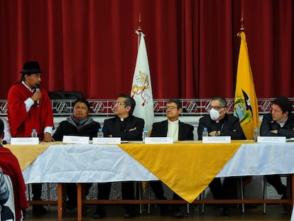 El presidente de la Confederación de Nacionalidades Indígenas (i), Leónidas Iza, durante la reunión con el Gobierno ecuatoriano.