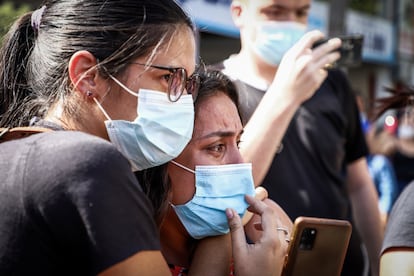 Seguidores de Cristina Aranda acompañan acompañan el cortejo fúnebre al Cementerio Los Jardines, en Asunción, Paraguay. 
