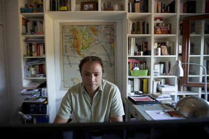 Sergio Rodriguez Prieto, escritor, en la habitación desde donde escribe en su casa de Olmeda de las Fuentes.