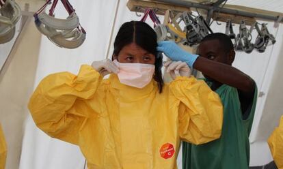 Joanne Liu durante su visita al centro de tratamiento de &eacute;bola de Kailahun, Sierra Leona. 