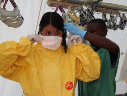 Joanne Liu durante su visita al centro de tratamiento de &eacute;bola de Kailahun, Sierra Leona. 